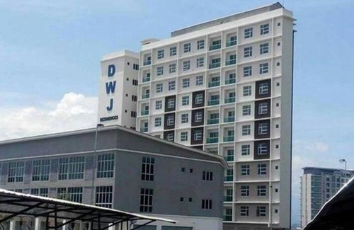 Bandar Meru Raya Apartment | Discover DWJ Residence: Family-Friendly with Pool & Breakfast