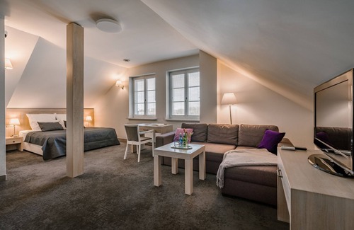 Lesna Podlaska Hotel | Experience Comfort at Dwor DROBLIN - 4-Star Retreat