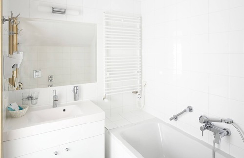 Lesna Podlaska Hotel | Experience Comfort at Dwor DROBLIN - 4-Star Retreat
