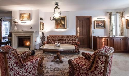 Chojnice Villa | Experience Comfort at Dworek Myśliwski with Ocean Views