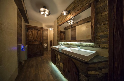 Bialka Tatrzanska House | Discover Dworek Mysliwski Hubert: Top-Rated Retreat with Pool