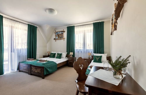 Bialka Tatrzanska House | Discover Dworek Mysliwski Hubert: Top-Rated Retreat with Pool