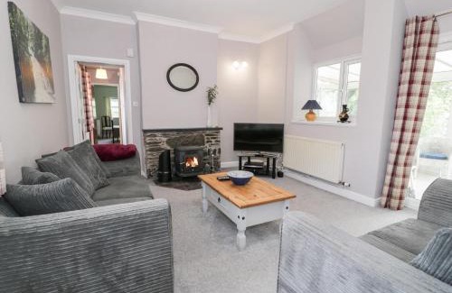 Corwen House | Pet-Friendly Stay at Dyffryn Bach - A Budget Traveler's Haven