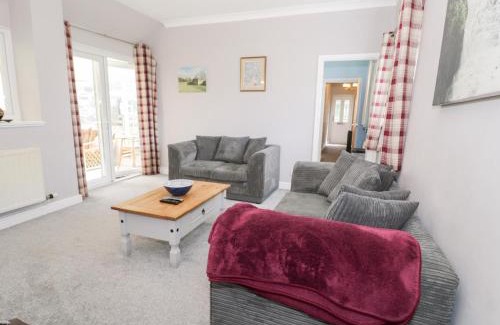 Corwen House | Pet-Friendly Stay at Dyffryn Bach - A Budget Traveler's Haven