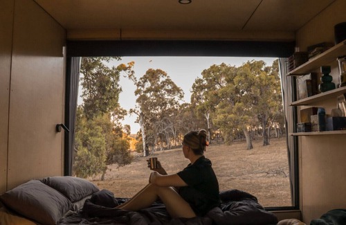 Muchea Cabin | Cozy Dylan Cabin in Chittering with Kitchen Amenities