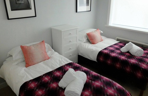 Mawgan Porth Cottage | Comfortable Dynnarge Terrace: Ideal for Families of Four
