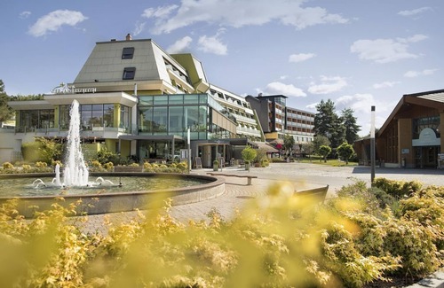 Loipersdorf bei Fuerstenfeld House | Relax at Thermenhotel Vier Jahreszeiten with Spa Access