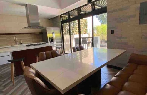 Zona 10 Apartment | Modern EÓN 6 Studio with Volcano View & Air Conditioning