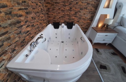Rasimpasa Bed & Breakfast | Conveniently Equipped Rental Apartment with Hot Tub Amenities