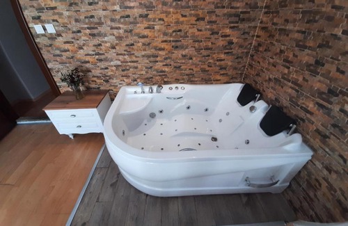 Rasimpasa Bed & Breakfast | Conveniently Equipped Rental Apartment with Hot Tub Amenities
