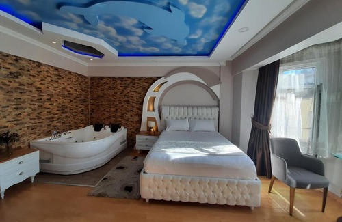 Rasimpasa Bed & Breakfast | Conveniently Equipped Rental Apartment with Hot Tub Amenities