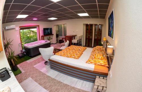 Berekfurdo Apartment | Elegant E 14 with Relaxing Hot Tub and 9/10 Guest Rating