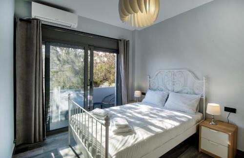 Petaloudes Apartment | Elegant E&A Apartment with Sea View and Top Ratings