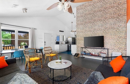 Govalle House | Escape to Austin: Seasonal Pool & Spa Retreat Awaits