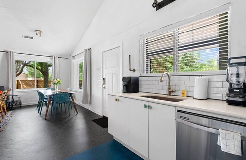 Govalle House | Escape to Austin: Seasonal Pool & Spa Retreat Awaits