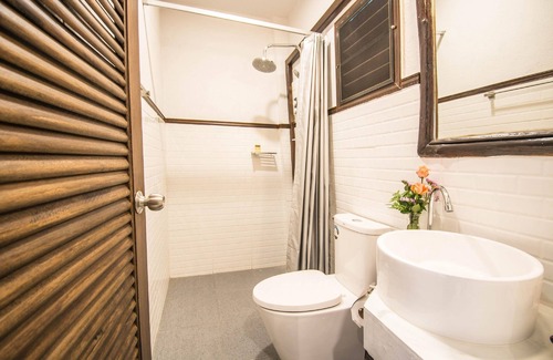 Su Thep Hotel | Discover E-Outfitting Doikham Resort: Pool, Spa & More!