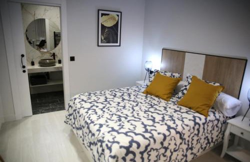 Alamedilla Apartment | Discover E&R-1 Plaza España: Family-Friendly Spa Retreat