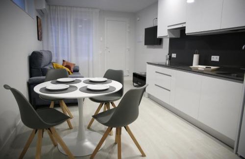 Alamedilla Apartment | Discover E&R-2 Plaza España: Spa & Family-Friendly Retreat