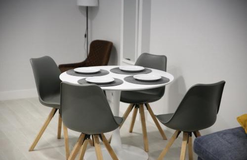 Alamedilla Apartment | Discover E&R-2 Plaza España: Spa & Family-Friendly Retreat