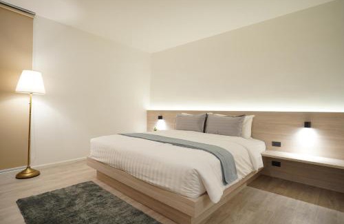 Bang Chak Hotel | Inviting E11 Hotel: Oceanfront Bliss with Pool Access