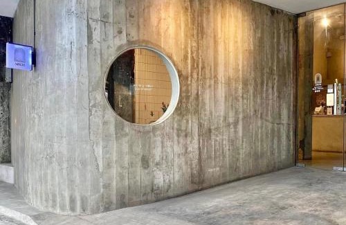 Bang Chak Hotel | Inviting E11 Hotel: Oceanfront Bliss with Pool Access