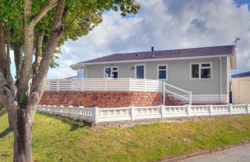 Mynytho House | Relax at E19 The Warren: Pet-Friendly Pool Retreat