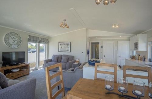Mynytho House | Relax at E19 The Warren: Pet-Friendly Pool Retreat