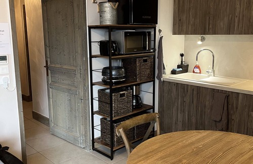 Prapoutel Apartment | Cozy E203: Ideal for Families with Kitchen & Breakfast