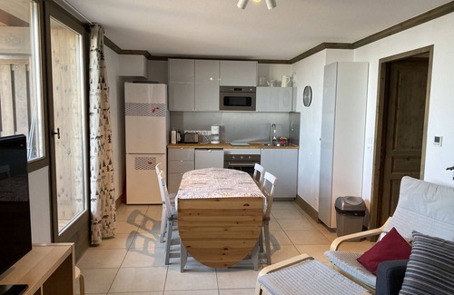 Prapoutel Apartment | Spacious E301: Top-Rated Family Retreat with Kitchen & Breakfast