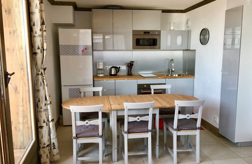 Prapoutel Apartment | Spacious E301: Top-Rated Family Retreat with Kitchen & Breakfast