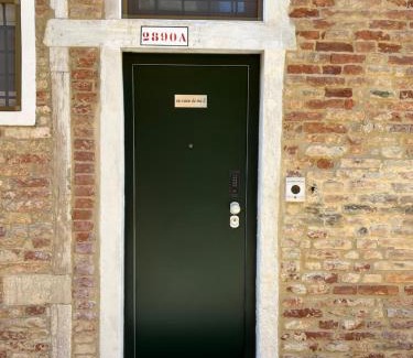 Dorsoduro Apartment | Experience the Magic of Venice at Ea Casa de Mì 2