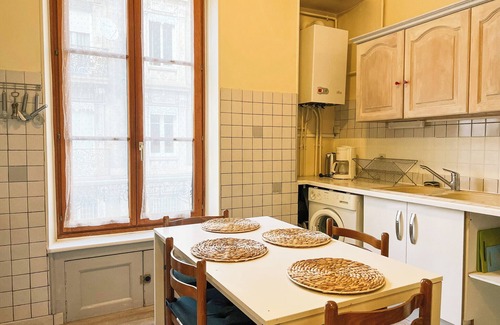 Quartier Chorier-Berriat Apartment | EA Marx Residence - Family-Friendly Stay with Free Wifi