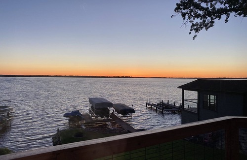 Butte Des Morts House | Experience EAA Lakefront Paradise with Stunning Views