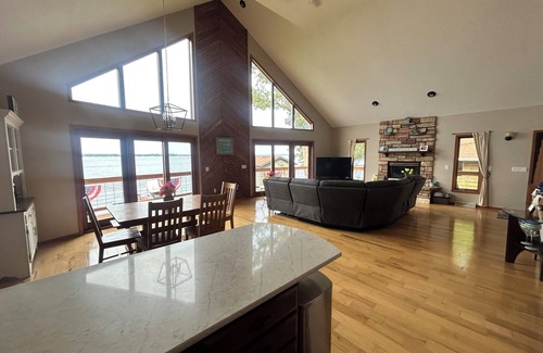 Butte Des Morts House | Experience EAA Lakefront Paradise with Stunning Views