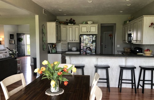 Butte Des Morts House | Serene EAA Relaxing Country Home with Spa & Family Amenities