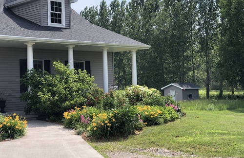 Butte Des Morts House | Serene EAA Relaxing Country Home with Spa & Family Amenities