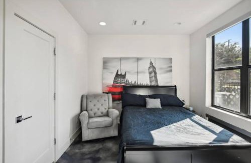 East Downtown Houston House | EADO Lux 3 Story with Rooftop Views