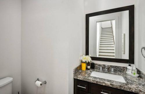 East Downtown Houston House | EADO Lux 3 Story with Rooftop Views