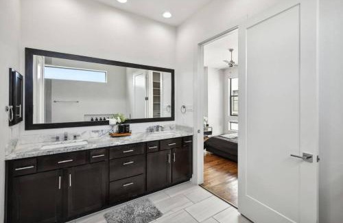 East Downtown Houston House | EADO Lux 3 Story with Rooftop Views