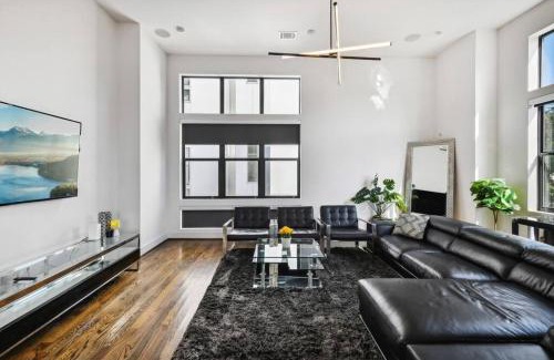 East Downtown Houston House | EADO Lux 3 Story with Rooftop Views