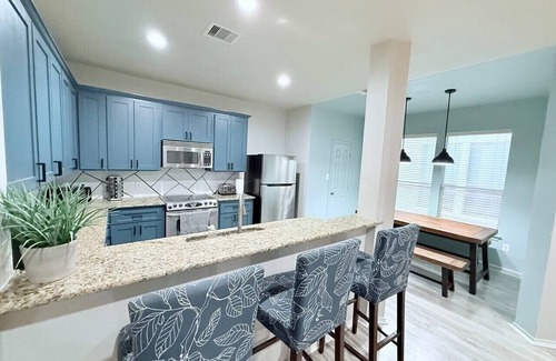 East Downtown Houston House | EaDo Townhome Pool Table By Convention & Stadiums