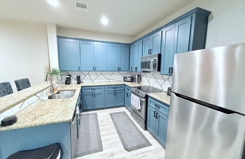 East Downtown Houston House | EaDo Townhome Pool Table By Convention & Stadiums