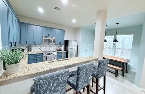 East Downtown Houston House | EaDo Townhome Pool Table By Convention & Stadiums