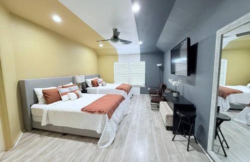 East Downtown Houston House | EaDo Townhome Pool Table By Convention & Stadiums