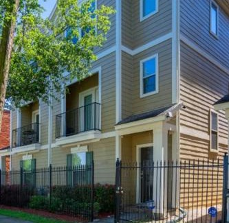 East Downtown Houston House | EaDo Townhome Pool Table By Convention & Stadiums