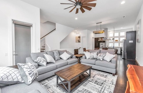 East Downtown Houston House | Relax in EaDo: Rooftop Bar, City Views & Private Jacuzzi