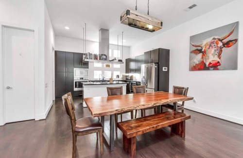 East Downtown Houston House | Relax in EaDo: Rooftop Bar, City Views & Private Jacuzzi