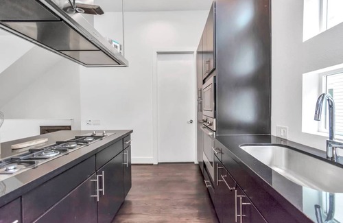 East Downtown Houston House | Relax in EaDo: Rooftop Bar, City Views & Private Jacuzzi