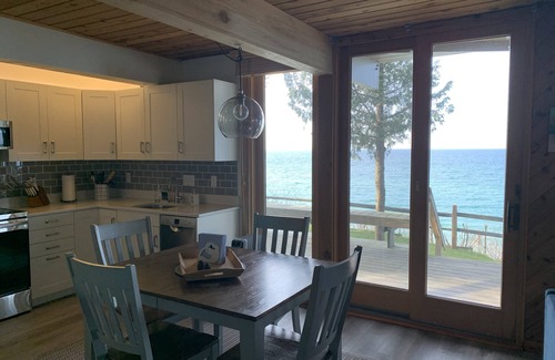 Manistee Cottage | Experience Eagle Bluff Cottage with Ocean & Lake Views