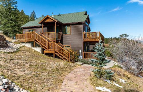 Estes Park Apartment | Mountain Retreat: Eagle Cliff Condo with Breakfast & Family Fun